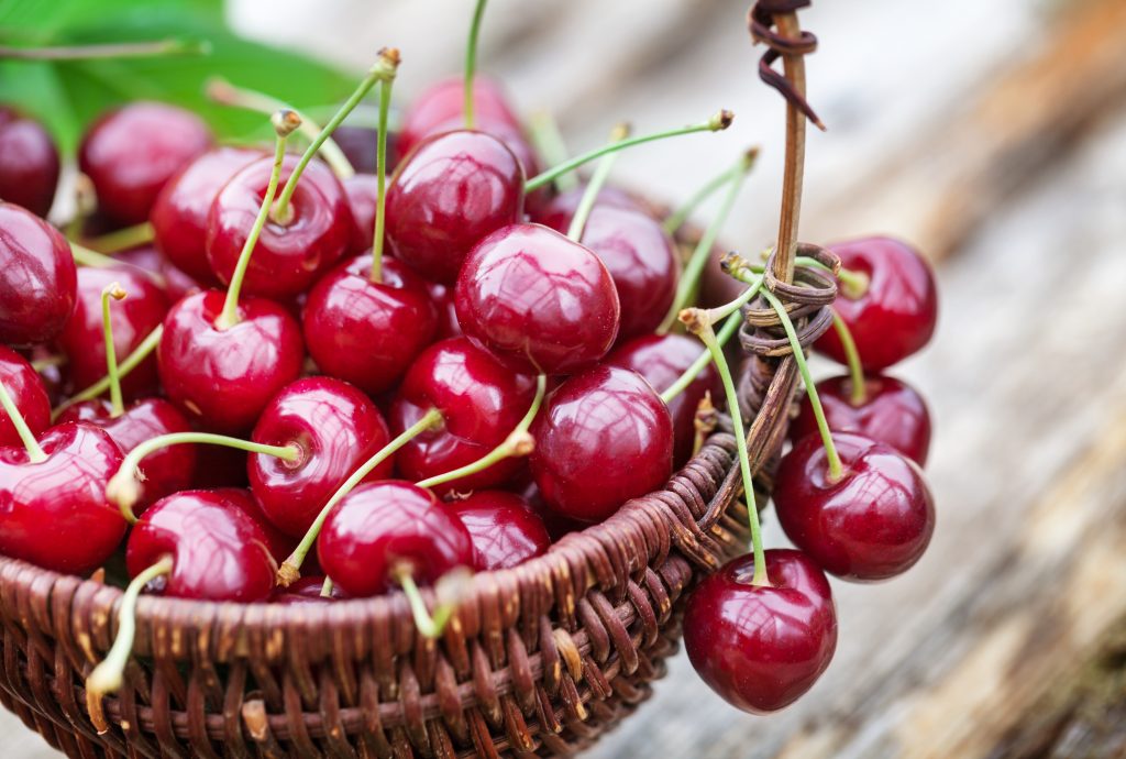Kirschen im Körbchen